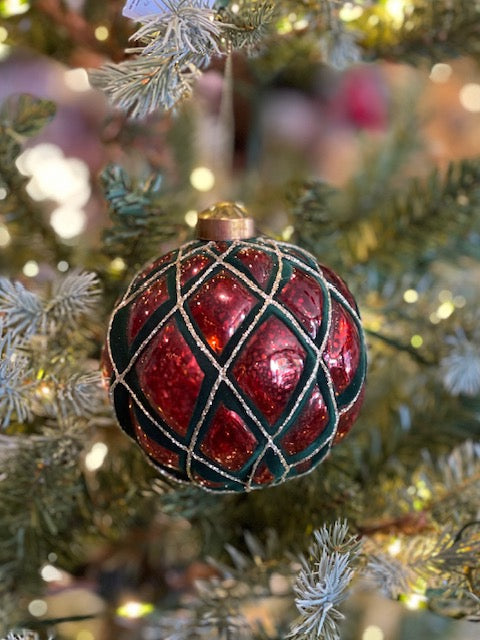RED & GREEN QUILTED ROUND GLASS HANGING ORNAMENT ECD079