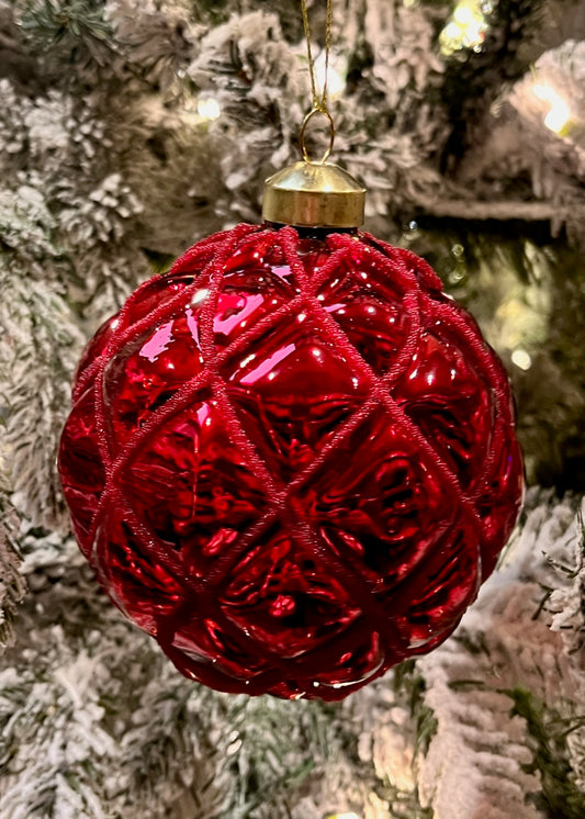 RED HIGH SHINE QUILT GLASS ROUND ORNAMENT ECI043