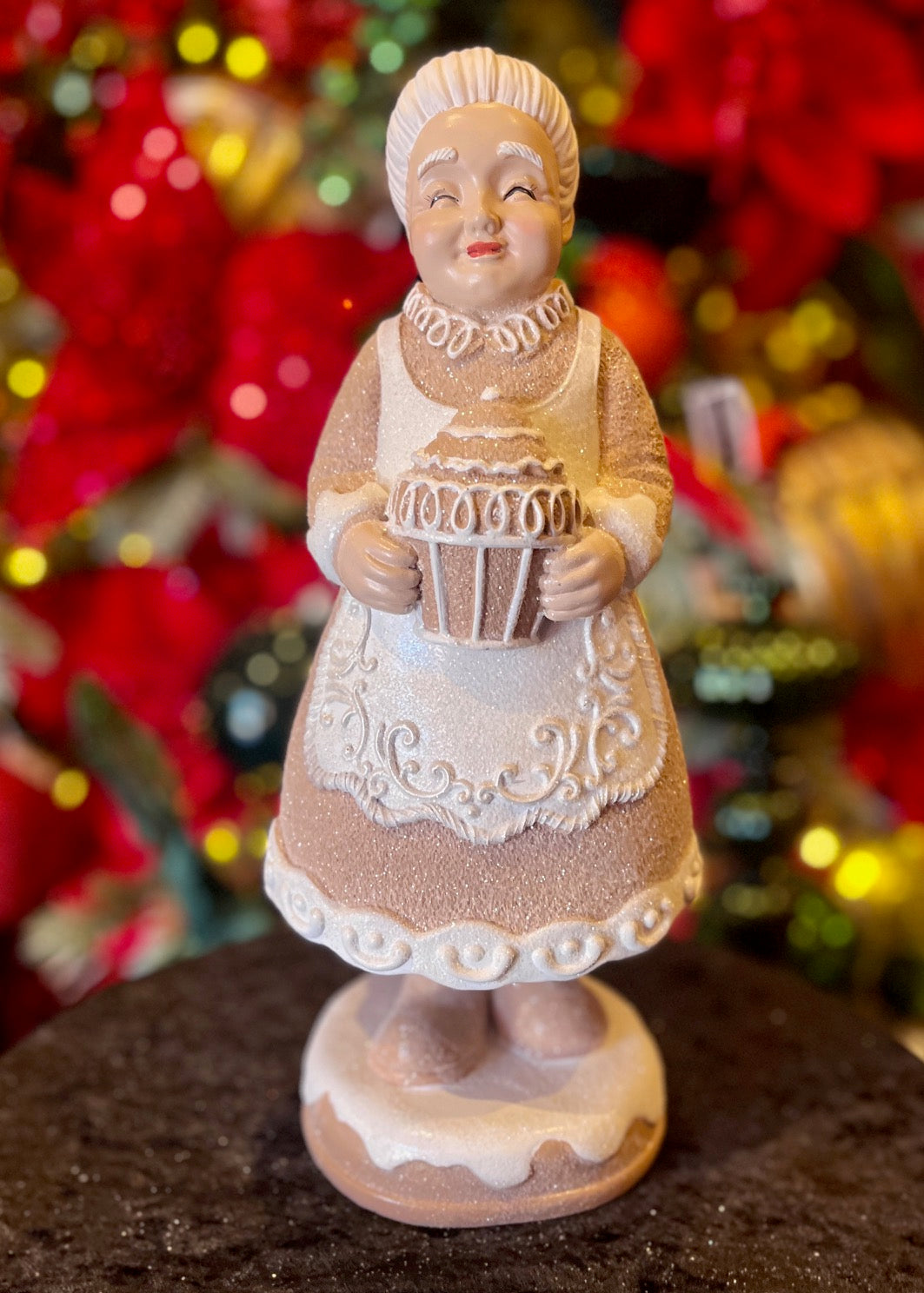 PIPED GINGERBREAD MRS CLAUS WITH CAKE EXJ013