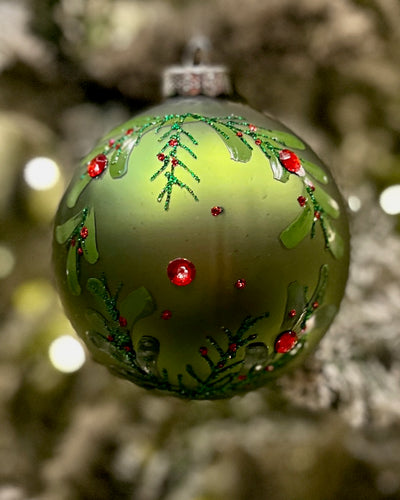GREEN LEAVES & BERRIES ROUND GLASS HANGING ORNAMENT RAM124