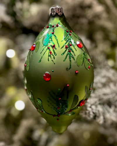 GREEN LEAVES & BERRIES GLASS TEARDROP HANGING ORNAMEBT RAM125