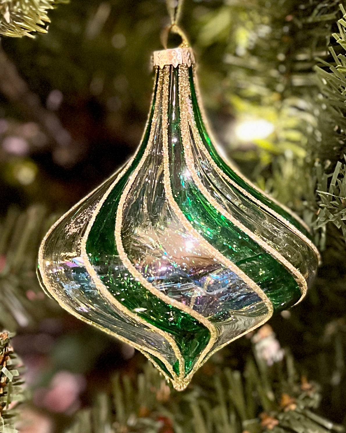GREEN SWIRL GLASS HANGING ORNAMENT RAM232