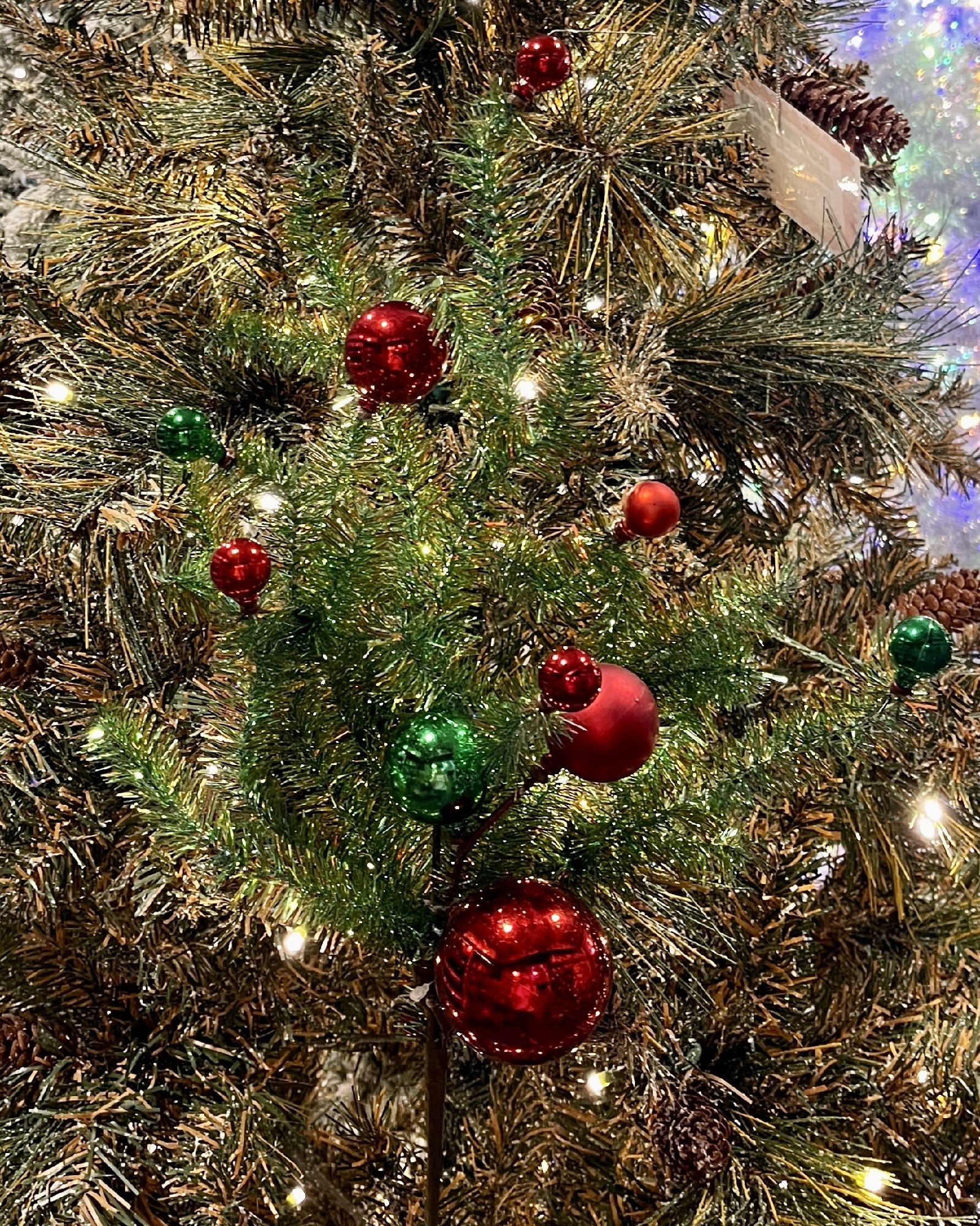 GREEN TINSEL SPRAY WITH RED & GREEN BAUBLES RCT200