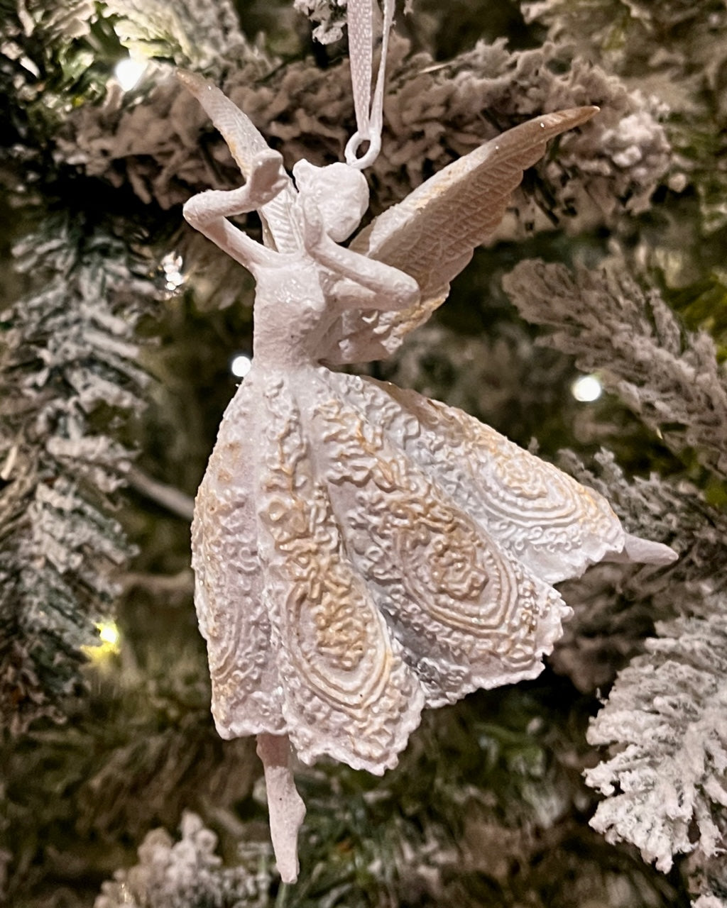 CREAM FLYING ANGEL HANGING ORNAMENT A RTM700