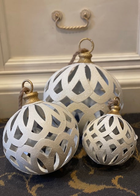 Medium White Lattice Bauble Metal Round Hanging Bell XM2428