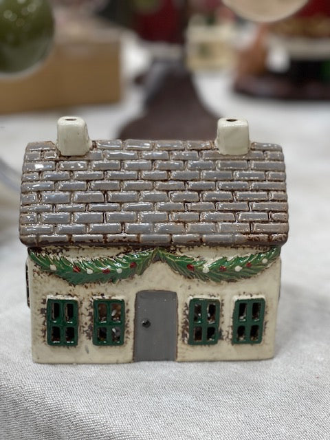 ALSACE CHRISTMAS VILLAGE COTTAGE WITH GARLAND SWAG YA0085