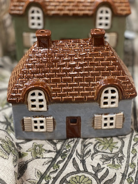 STONEWARE TEALIGHT HOUSE - COTSWOLD BLUE COTTAGE YA0093
