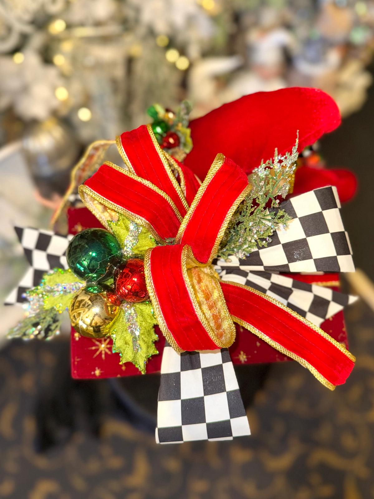 MARK ROBERTS - Medium Christmas Present Elf 51-64174