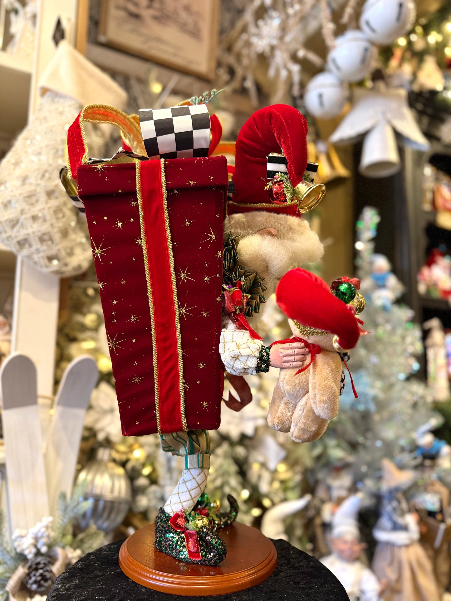 MARK ROBERTS - Medium Christmas Present Elf 51-64174