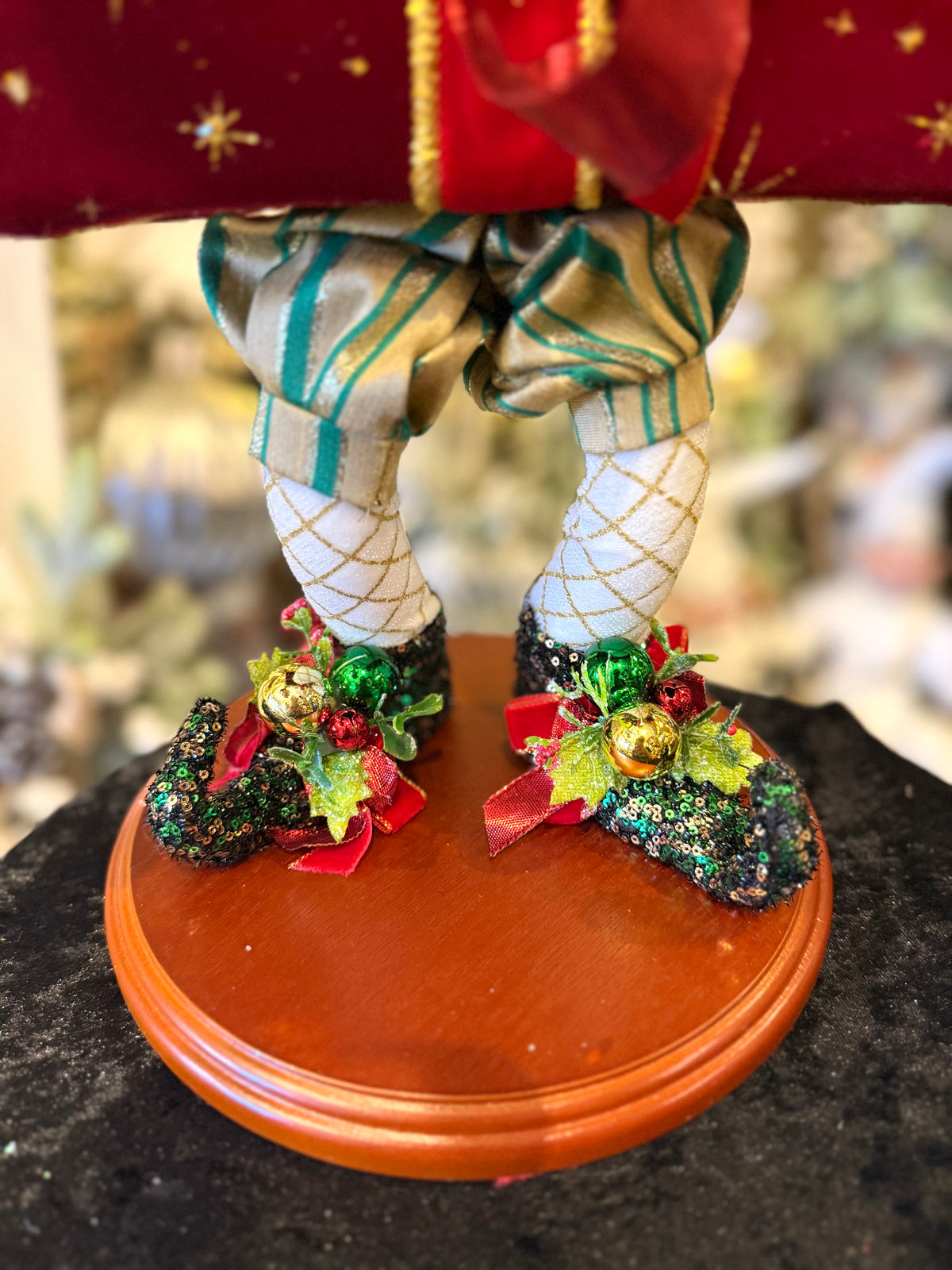 MARK ROBERTS - Medium Christmas Present Elf 51-64174