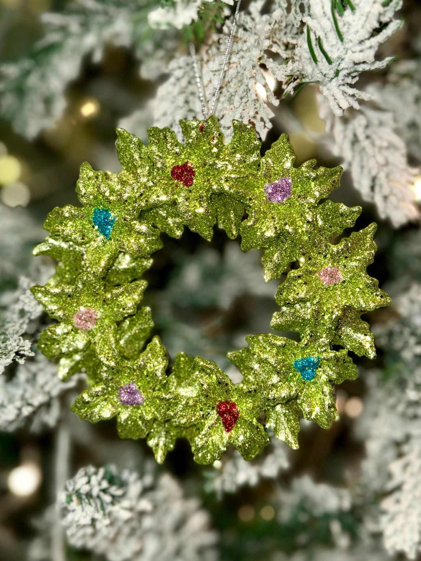 HOLLY WREATH WITH MULTI COLOUR HANGING ORNAMENT 4519120