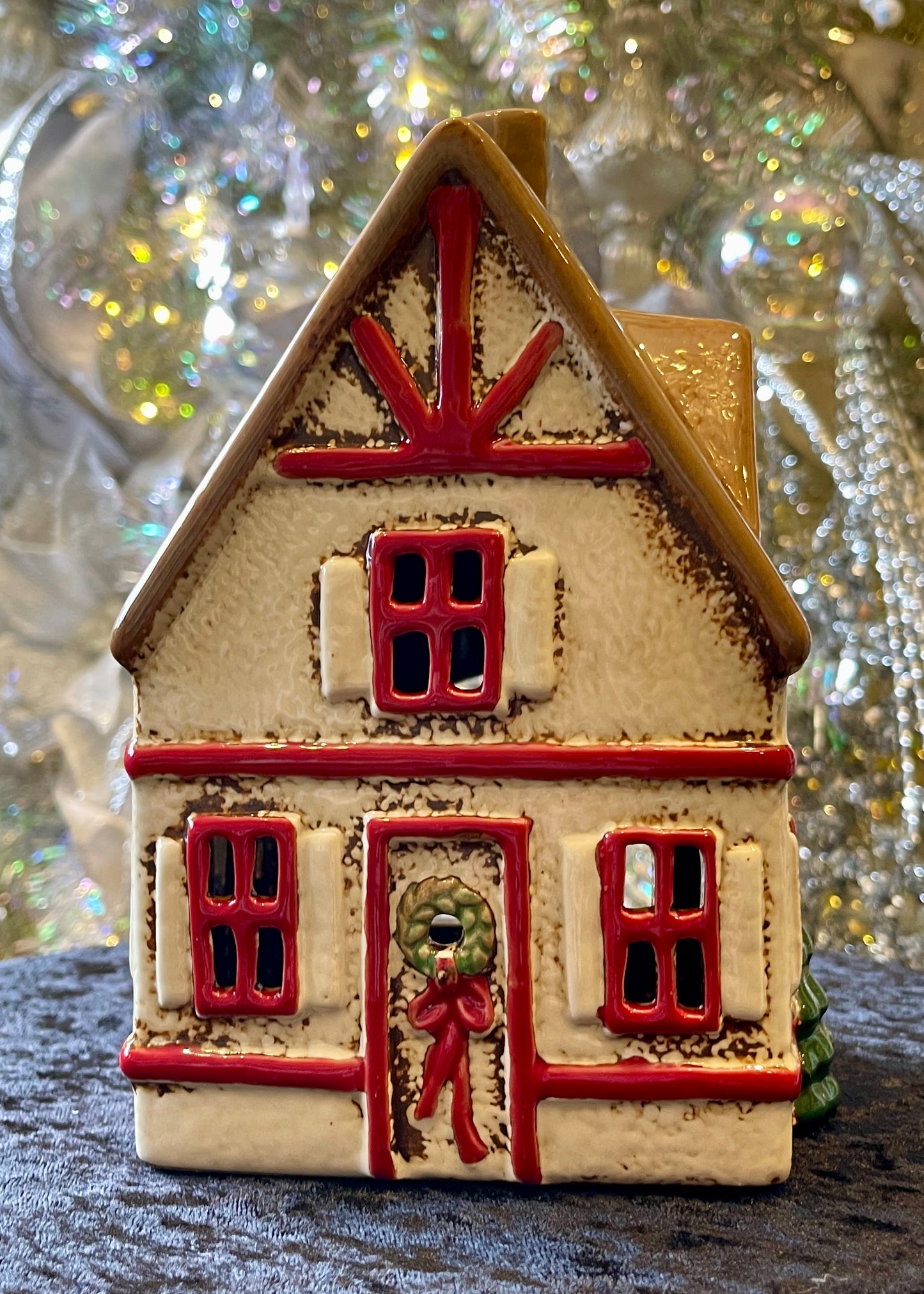 STONEWARE VILLAGE TEALIGHT HOUSE - CHRISTMAS CREAM HOUSE LH069