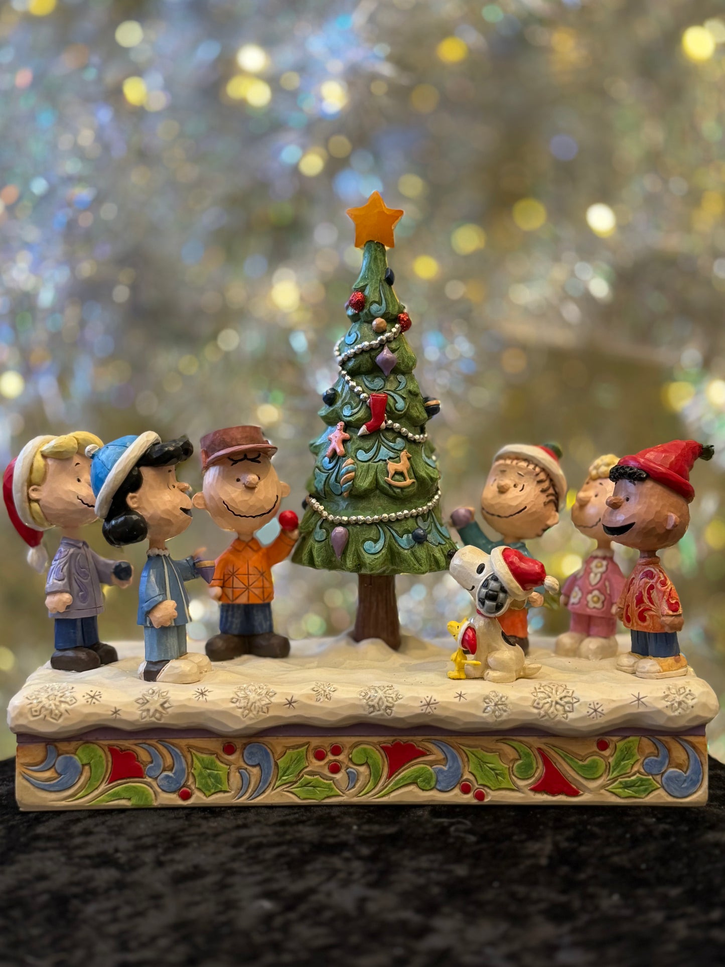 JIM SHORE PEANUTS - PEANUTS GANG DECORATING TREE 6017231
