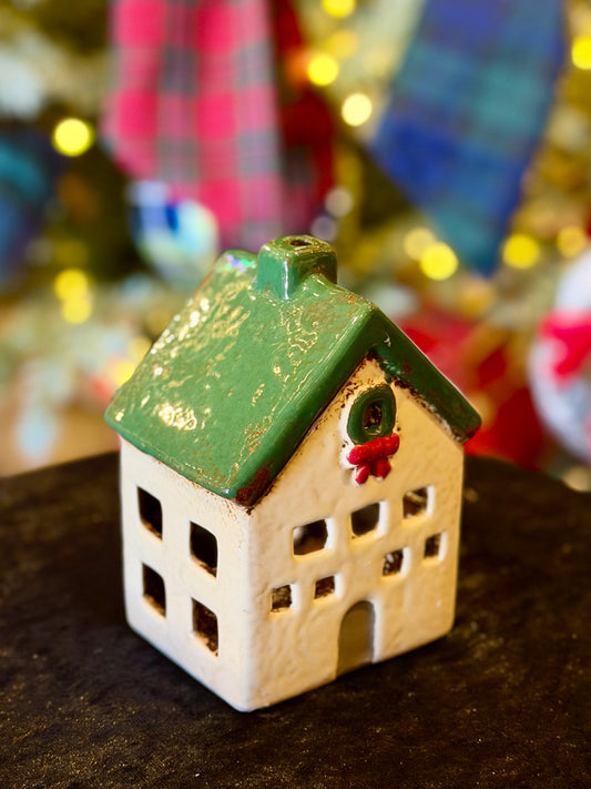 STONEWARE VILLAGE TEALIGHT HOUSE - Nordgard Cottage with Bow Wreath YA0106