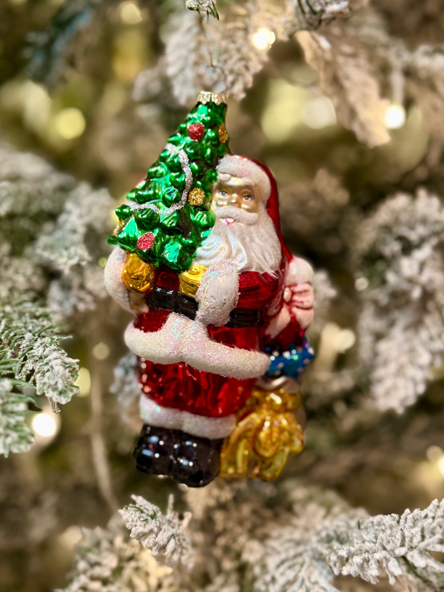 CLASSIC SANTA WITH TREE GLASS ORNAMENT 4520911