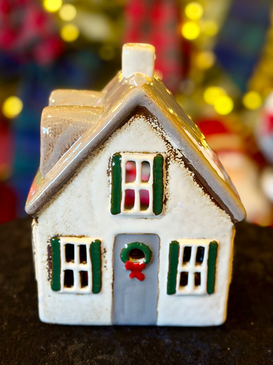 STONEWARE VILLAGE TEALIGHT HOUSE - Nordgard Villa with Bow Wreath YA0104