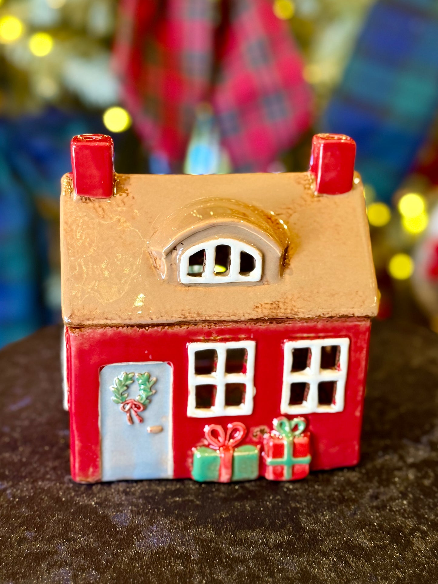 STONEWARE VILLAGE TEALIGHT HOUSE - RED CHRISTMAS COTTAGE WITH PRESENTS LH119