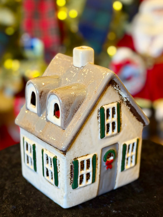 STONEWARE VILLAGE TEALIGHT HOUSE - Nordgard Villa with Bow Wreath YA0104