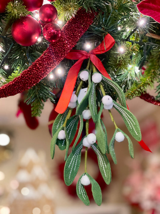 CLIP ON OR HANGING FELT MISTLETOE 6 INCH 4502263