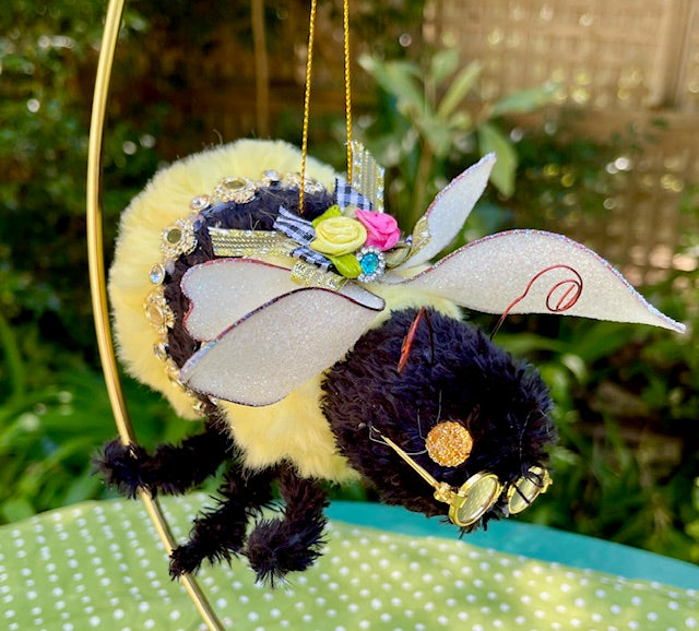 MARK ROBERTS 6 INCH BUMBLE BEE LARGE HANGING 51-23310