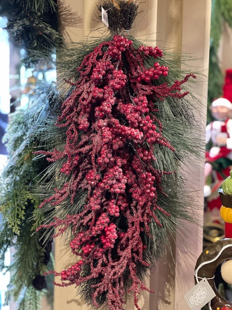 SPRUCE WITH RED BERRY TEARDROP SWAG XDDGRT