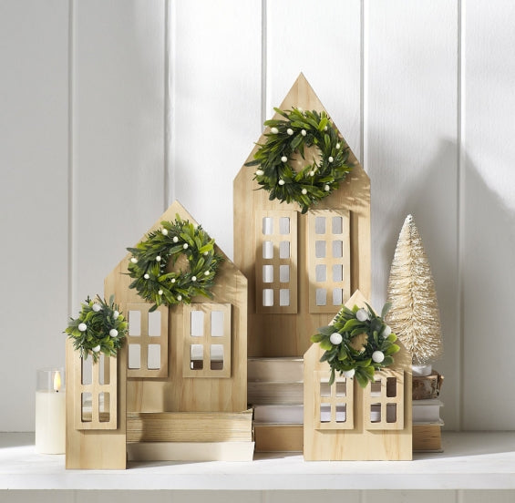 WOODEN VILLAGE WITH MISTLETOE WREATHS 4 PIECE SET 4316274